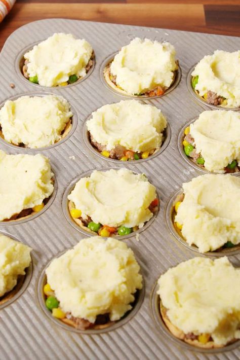 mini-shepherds-pies Mini Muffin Tin Recipes, Muffin Cups Recipes, Muffin Pan Recipes, Shepherds Pie Recipe, Muffin Tin Recipes, Pot Pies Recipes, Pot Pies, Ground Beef Recipes Easy, Mini Makeover