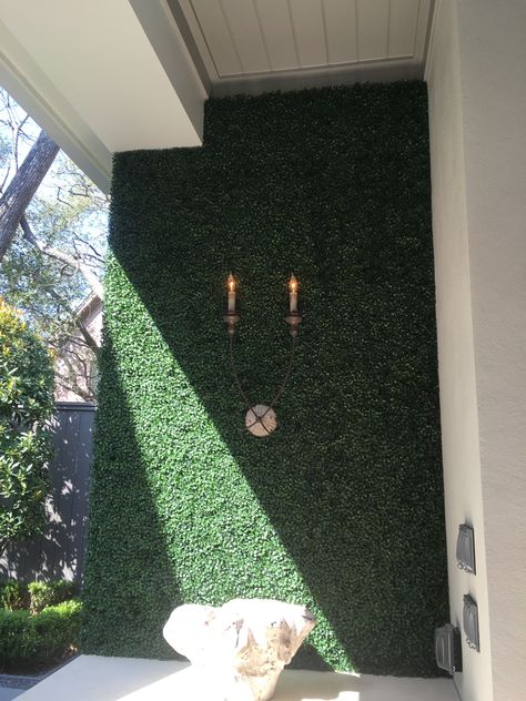 Faux Artificial Green Wall Panel with Faux Boxwood Boxwood Panel Wall Patio, Faux Boxwood Wall Outdoor, Faux Greenery Wall Outdoor, Boxwood Panel Wall, Faux Ivy Wall, Faux Boxwood Wall, Faux Green Wall, Faux Greenery Outdoor, Green Wall Panel