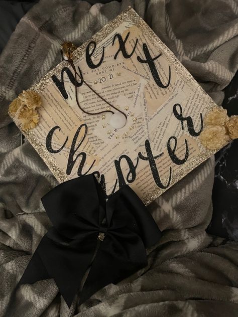 Grad Hat Decoration Ideas, Graduation Cap Designs Book Theme, Fun Graduation Cap Ideas, Literature Graduation Cap, Book Themed Graduation Cap, Long Story Short I Survived Grad Cap, Grad Cap Ideas Bible Verses, On To The Next Chapter Graduation Cap, Book Grad Cap