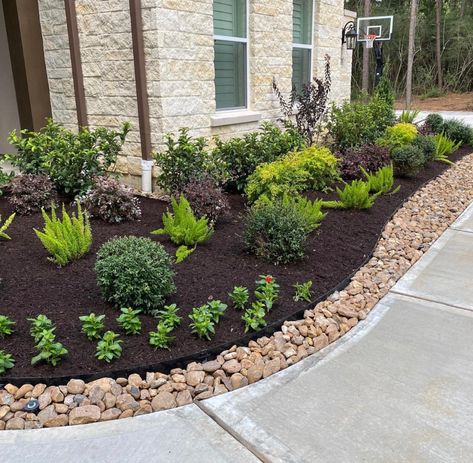 Landscaping Metal Edging, Flower Beds With Rock Borders, Mulch With Rock Border, River Rock Edging Landscape, Bull Rock Landscaping Ideas, Rock And Mulch Garden, Rock And Mulch Landscaping Front Yards, Rock Edging Landscape, Landscape Borders Edging