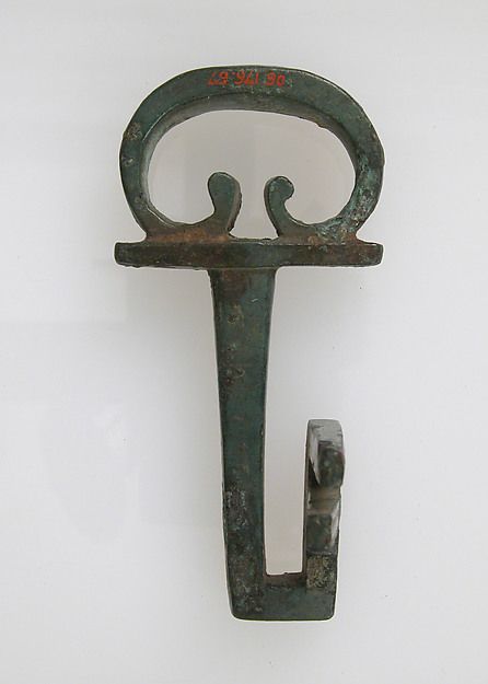 Key - Roman copper alloy key (1st-7th cent.) - MET Old Key Crafts, Ancient Key, Roman Artifacts, Antique Shelves, Under Lock And Key, Unique Key, Doors And Floors, Old Key, Old Keys