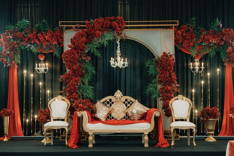 Night Wedding Stage Decor, Maroon Theme, Mehandi Decor, Henna Decor, Pakistani Wedding Decor, Wedding Stages, Simple Stage Decorations, Wedding Stage Decor, Red Theme