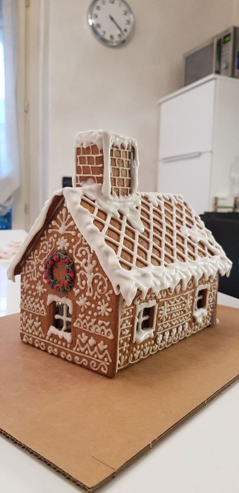 Ikea Gingerbread House Ideas, Small Gingerbread House Ideas, Gingerbread House Designs Simple, Simple Gingerbread House Ideas, Ikea Gingerbread House, Cute Gingerbread House Ideas, Aesthetic Gingerbread House, Gingerbread House Aesthetic, Creative Gingerbread House Ideas