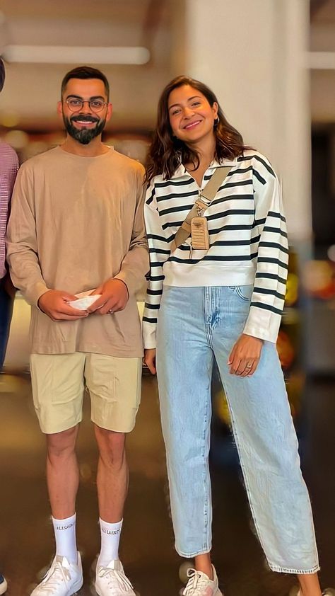 Kashmir Outfits, Brown Tees, Virat Kohli Anushka Sharma, Kohli Anushka, Virat Anushka, Anushka Sharma And Virat, Comfy Jeans Outfit, Virat Kohli And Anushka, Virat And Anushka