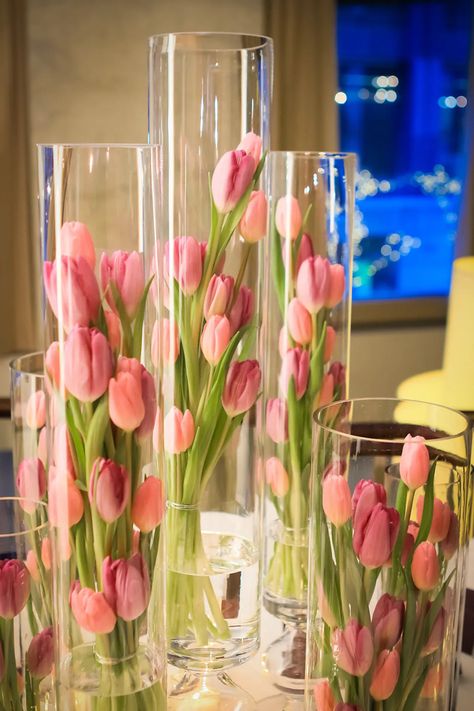 Tulip Centerpiece, Flower Vase Arrangements, التصميم الخارجي للمنزل, Flower Arrangements Simple, Flower Arrangements Diy, Vase Arrangements, Deco Floral, Glass Vases, Flower Centerpieces