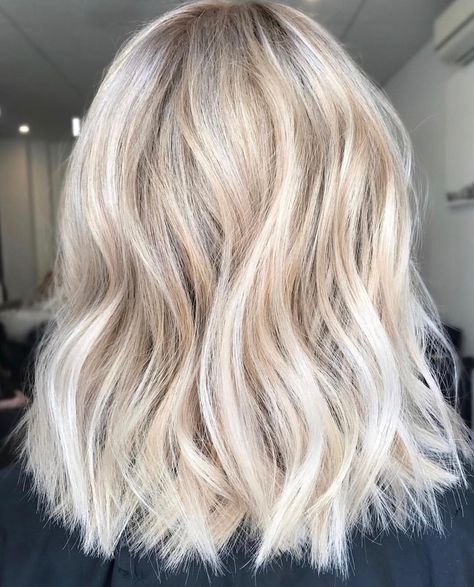 Blonde Icy Hair, Creamy Blonde Hair Highlights, Blonde Highlights On Blonde Hair, Blonde Hair Shoulder Length, Creamy Blonde Hair, Medium Balayage, Aesthetic Balayage, Bright Blonde Highlights, Medium Aesthetic