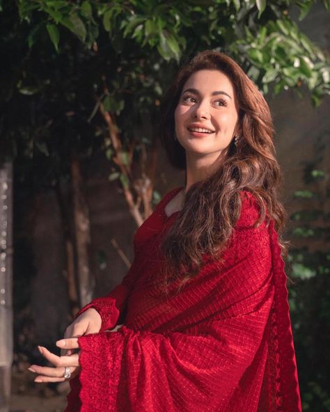 Hania Amir stuns in this gorgeous red saree 😍 Shop her look from laam.pk ✨ Brand: Faiza Saqlain ‼️ EVERYTHING FOR EVERYONE‼️☀️ 🇺🇸🇦🇺 USA & AUS - Flat PKR 7,500 shipping fee. 🇬🇧 UK - Flat PKR 7,500 and Free shipping on all orders above PKR 70,000. 🇦🇪 UAE - Flat PKR 1,500 and Free shipping on all orders over PKR 10,000. 🇸🇦 KSA - Flat PKR 5,000 and Free shipping on all orders over PKR 25,000. 🛍️ Tap the link in bio to shop now! @laamofficial @laambasics @laam_man @laam_kids @laam_couture @la... Indian Poses, Haniya Amir, Faiza Saqlain, Hania Aamir, Dress Designs For Stitching, Shoes Guide, Hania Amir, Velvet Dress Designs, Couple Pics For Dp