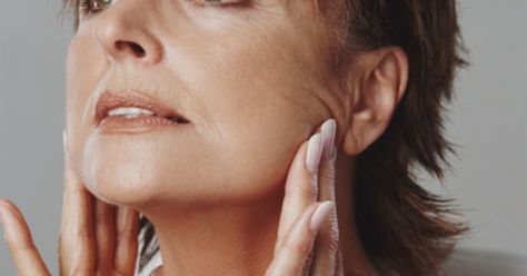 Temporomandibular joint disorder involves pain and stiffness in the joint where the jawbone meets the skull. One of the common symptoms is a popping or... Jaw Exercises, Sagging Cheeks, Facial Exercise, Tighten Loose Skin, Anti Aging Creme, Facial Yoga, Neck Exercises, Face Exercises, Yoga Facial