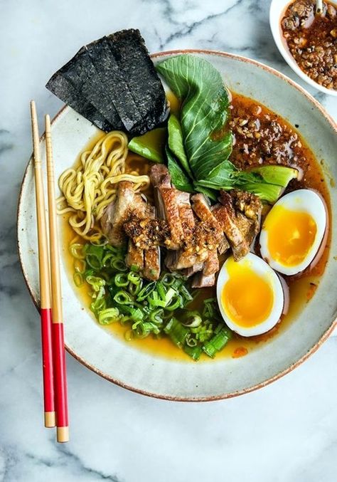 75 Smart and Creative Food Presentation Ideas Duck Ramen, Ramen Food, Pork Ramen, Bowl Of Ramen, Duck Recipes, Ramen Recipes, Idee Pasto Sano, Delicious Soup, Food Presentation