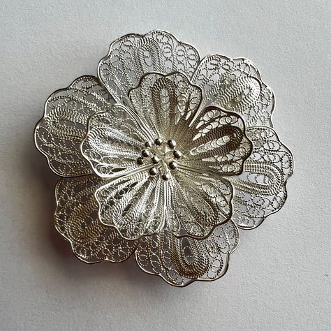 Flower Brooch Flor de Paraiso - Sterling Silver Brooch - Filigree Jewelry - Silver Jewelry - Filigree Brooch - Gift Idea for Mom Silver Filigree Jewelry, Delicate Jewellery, Gift Idea For Mom, Filigree Jewelry, Sterling Silver Brooch, Jewelry Techniques, Delicate Jewelry, Silver Brooch, Silver Filigree