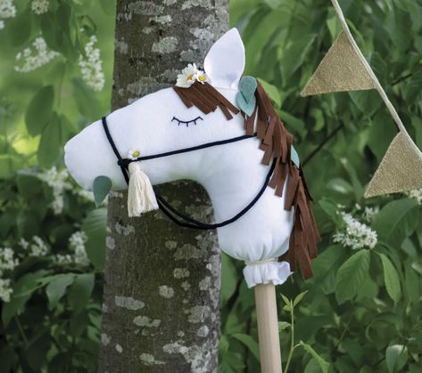 Mon petit cheval blanc ! - Inspiration et tutoriels Cars Birthday, Bird Feeders, Cow, Horses, Novelty Christmas, Couture, Christmas Ornaments, Holiday Decor, Outdoor Decor