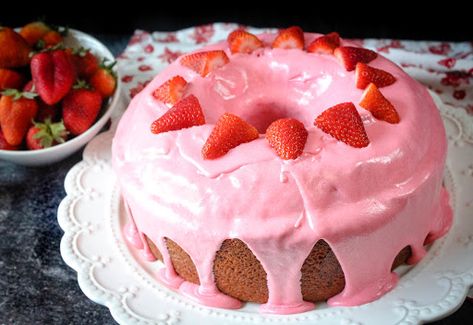 Butter Cake with Mama's Fudge Icing | Just A Pinch Recipes Strawberry Pound Cake Recipes, Pound Cake With Cream Cheese, Cream Cheese Drizzle, Memorial Day Desserts, Strawberry Crunch Cake, Strawberry Pound Cake, Cake Mug, Cake Show, Pound Cake With Strawberries