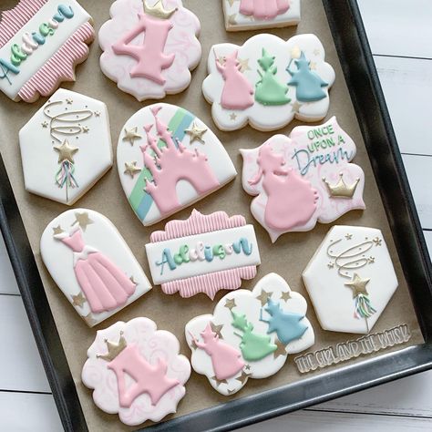 Princess Aurora Cookies, Sleeping Beauty Cookies Decorated, Aurora Cookies, Sleeping Beauty Cookies, Princess Cookies Decorated, Princess Aurora Party, Disney Princess Cookies, Sleeping Beauty Birthday Party, Biscuit Decoration