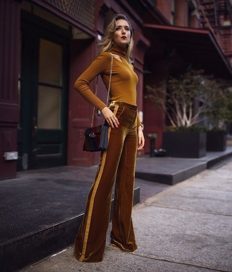 Outfit Pantalon Rojo, Velvet Trend, Striped Wide Leg Trousers, Brown Pants, Black Women Fashion, Long Sleeve Turtleneck, Mode Vintage, 70s Fashion, Mode Style