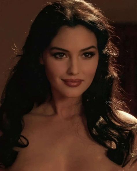 Stile Blair Waldorf, Dark Feminine Aesthetic, Monica Bellucci, Feminine Aesthetic, Brigitte Bardot, Pretty Makeup, Dark Hair, Pretty Face, Aesthetic Girl