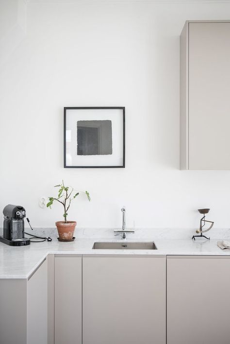 Color Trend: Clay is the New Gray - Apartment34 Dapur Skandinavia, Neutral Kitchen Cabinets, Scandinavian Kitchen Design, Neutral Kitchen, Ideas Hogar, Scandinavian Kitchen, Kitchen Cabinet Colors, Grey Kitchens, Kitchen Trends