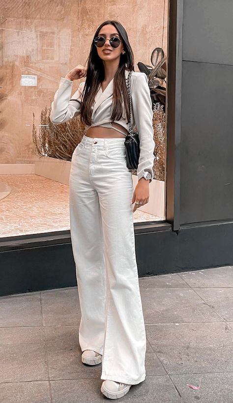 a Off White And White Outfit, White Jeans Wide Leg Outfit, White Jeans Style, Pantalon Blanco Wide Leg, How To Style White Jeans Casual, All White Casual Outfits For Women, White Jeans Pants Outfit, Outfit Jean Ancho, White Casual Outfits For Women