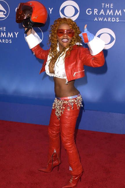 The most outrageous outfits in Grammys history: Lil' Kim, 2002 Grammys Outfits, Kim 90s, Lil Kim 90s, Kim Style, Grammy Outfits, 90s 2000s Fashion, Outrageous Fashion, Casual Attire For Women, Lil Kim