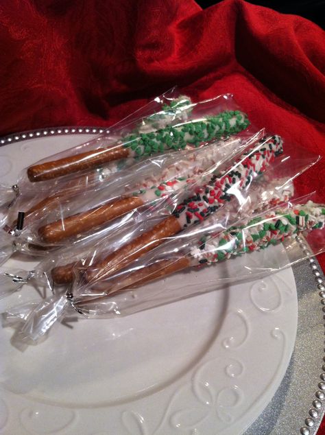 Yummy Holiday treat ideas! Chocolate Covered Pretzels Recipe, Chocolate Dipped Pretzel Rods, Christmas Pretzels, Dipped Pretzel Rods, Holiday Food Crafts, Pretzel Treats, Christmas Party Crafts, Chocolate Covered Pretzel Rods, Chocolate Dipped Pretzels