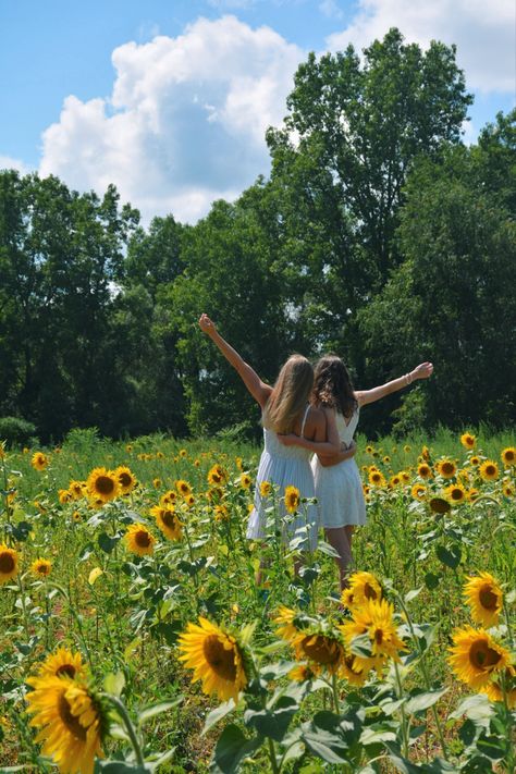 Cute Sunflower Pictures Photo Ideas, Sister Sunflower Photoshoot, Sunflower Field Photoshoot Friends, Sunflower Picture Ideas, Sunflower Feild Pics, Field Photoshoot Friends, Flower Garden Photoshoot, Ally Aesthetic, Sunflower Poses