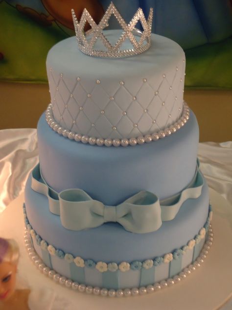 Quinceanera Cake Ideas, Cinderella Quince, Sweet 16 Cupcakes, Cinderella Birthday Cake, Cinderella Sweet 16, Quince Cakes, Quince Cake, Blue Sweet 16, Sweet 16 Themes