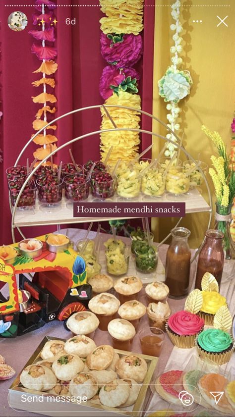 Dholki Food Ideas, Mendhi Food Table, Mehndi Food Table, Mehndi Dessert Table, Dholki Decor Home Simple, Chaat Party, Holi Decor, Dholki Decor, Food Table Decorations