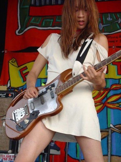 Kazu Makino of Blonde Redhead Blonde Redhead, Women Of Rock, Guitar Girl, Female Guitarist, Female Musicians, Easy Guitar, Joan Jett, Guitar Tips, Music Photo