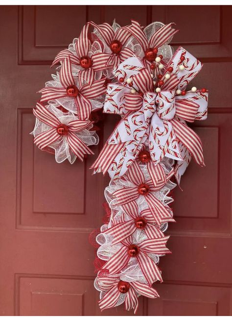 Holiday Wreaths Diy Christmas, Candy Cane Wreath Diy, Wreaths For Front Door Diy, Front Door Diy, Christmas Wreath Craft, Deco Mesh Wreaths Diy, Diy Christmas Wreaths Ideas, Christmas Wreaths Ideas, Holiday Wreaths Diy