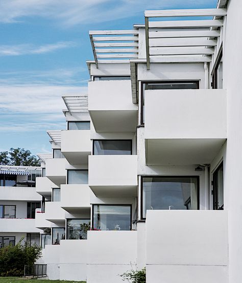 Bellavista, Arne Jacoben’s 1931–34 functionalist housing complex at the beachside suburb of Klampenborg, Denmark.  Photo by Thomas Ibsen. Arne Jacobsen Architecture, Jacobsen Architecture, Architecture Center, Danish Architecture, Mid Century Living Room, Architectural Section, Architecture Inspiration, International Style, Alvar Aalto