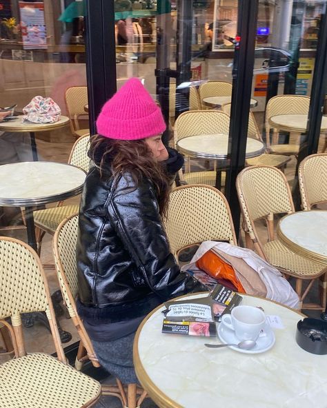 Parisiens in Paris 🇫🇷 on Instagram: “Beautiful Stranger 💕 Pink beanie. Black patent jacket. Grey wool skirt.…” Pink Beanie Outfit, Beanie Outfit Aesthetic, Beanie Hat Outfit, Beanie Outfit, Pink Beanie, Pink Beanies, Beanie Black, Wool Skirt, Outfits With Hats