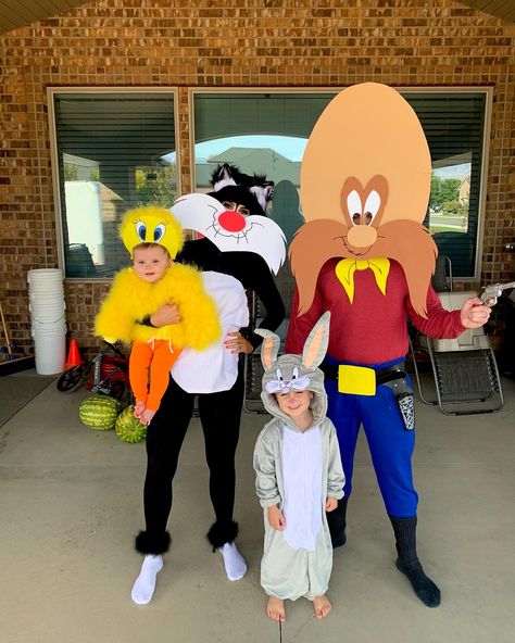 Diy Tweety Bird Costume, Tweety Bird Halloween Costume, Diy Looney Tunes Costume, Old Cartoon Costumes, Couple Christmas Costume Ideas, Unique Family Costume Ideas, Yosemite Sam Costume, Muppet Costumes Diy, Looney Tunes Halloween Costumes