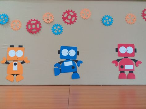 Robot Classroom, Daycare Room Design, Paper Robot, Kindergarten Art Activities, Robot Decorations, Diy Toddler Toys, Robot Craft, Kindergarten Decorations, Robot Theme