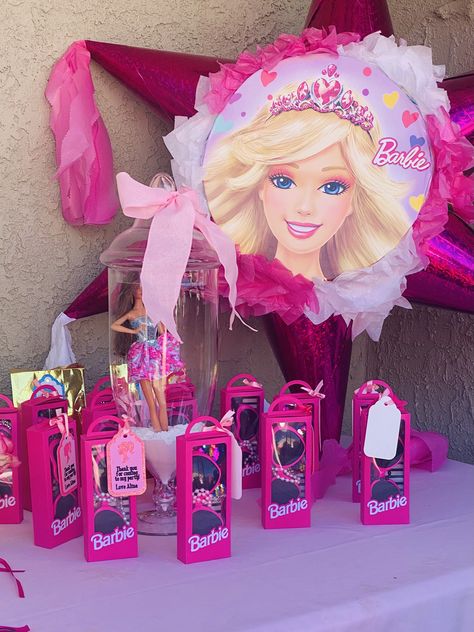 Barbie Pool Party Ideas, Girls Barbie Birthday Party, Birthday Party Barbie, Barbie Pool, Barbie Pool Party, 4de Verjaardag, Pool Party Ideas, 5th Birthday Girls, Barbie Party Decorations