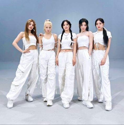 itzy ot5 Itzy None Of My Business, Dance Performance Outfits, Neural Pathways, Dance Outfits Practice, Vampire Girls, Practice Outfits, Business Performance, Concert Fits, Relaxation Techniques