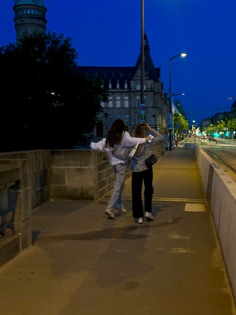 Walks Aesthetic Friends, City Walking Aesthetic, Walking With Friends Aesthetic, Friends Walking Aesthetic, City Walk Aesthetic, Evening Walk Aesthetic, City Friends Aesthetic, Friend Dates Aesthetic, Night Walk With Friends