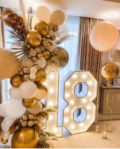 18th Birthday Decoration Ideas, Gold 21st Birthday Decorations, 18th Birthday Party Decorations, Balloon Decoration At Home, 18th Party Ideas, 18th Birthday Party Themes, 18th Birthday Decorations, Rose Gold Balloons, Birthday Party Theme Decorations