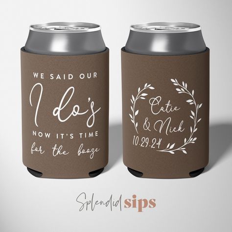 "〰️ Please check the Shop Announcement on my shop's homepage for the colors that are currently out of stock 〰️ Looking for SLIM CANS? I also have Slim coolers available (and can do any design in the Slim size):  https://www.etsy.com/shop/SplendidSips?section_id=31927004 〰️ FREE BRIDE + GROOM COOLERS WITH EVERY ORDER!  (Regular size. Please make a note if you would prefer two bride or two groom instead ----------------------------------- 👇🏼 HOW TO ORDER 👇🏼 1️⃣  Select the number of can coolers you would like from the dropdown menu 2️⃣  Enter all of the design info in the box that says \"Add your personalization\" -- 1) Can cooler color(s) - minimum 12 coolers per color (4 colors max)          -- 2) Imprint color - only one per order          -- 3) Personalization info (names, date, etc. Rustic Wedding Koozies, Western Wedding Koozie Ideas, Wedding Koozie Ideas Rustic, Wedding Beer Koozies, Wedding Koozies Sayings, Wedding Can Koozie Ideas, Coozie Wedding Favors, Wedding Koozie Ideas, Koozies Diy