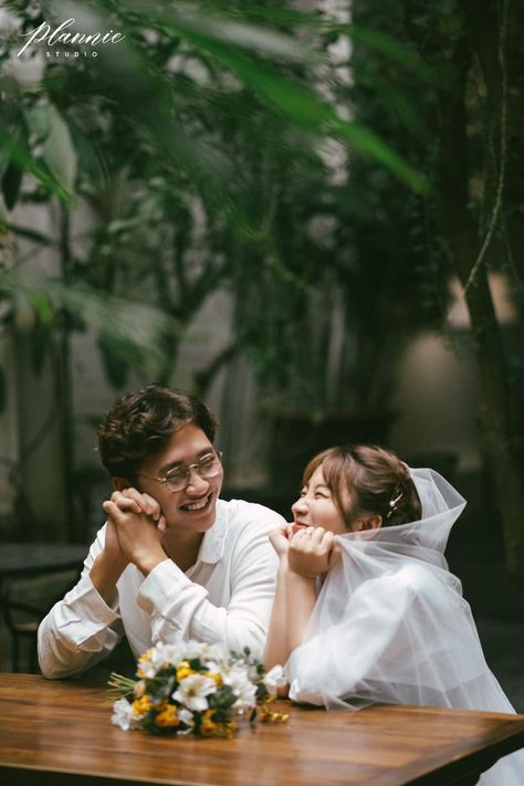 Prewed Korean Style, Cute Photoshoot Ideas For Couples, Tunang Photoshoot, Prewedding Cafe, Prewed Simple, Korean Prewedding Photography, Korean Pre Wedding, Prenup Photos Ideas, Prenuptial Photoshoot