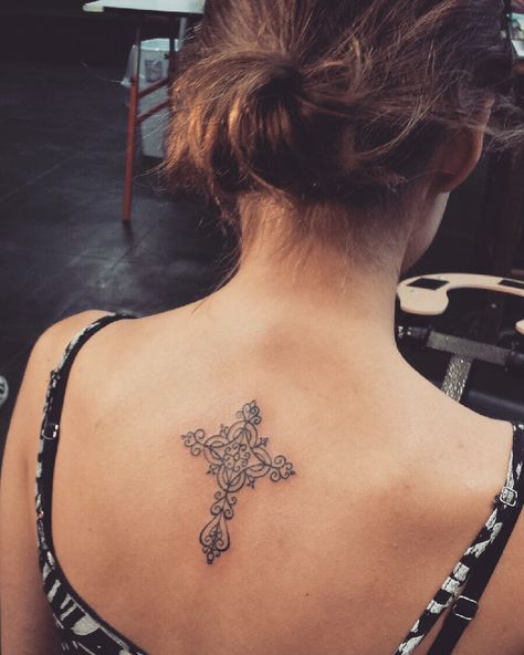 Finally got the tattoo I wanted 💕 love the placement! Irish Cross Tattoo For Women, Cross Tattoo Placement For Women, Cross Back Tattoo Women, Celtic Cross Tattoo Feminine, Irish Cross Tattoo, Unique Cross Tattoos, Tattoo Fixes, Middle Finger Tattoos, Feminine Cross Tattoo