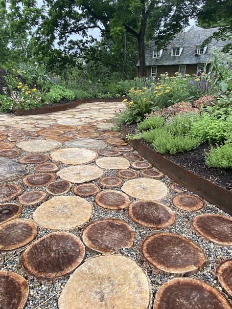 Wood Slice Pathway, Mountain Pathway, Tree Stump Decor, Wooden Pathway, Creative Garden Decor, Play Area Backyard, Side Yard Landscaping, Diy Backyard Patio, Walking Trail