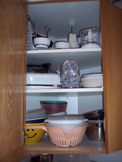 How To Organize Corner Kitchen Cabinet, Corner Cupboard Organization, Corner Cupboard Kitchen, Declutter Kitchen Cabinets, Cabinet Labels, Kitchen Corner Cabinet Ideas, Corner Kitchen Cabinets, Corner Cabinet Solutions, Corner Cabinet Organization