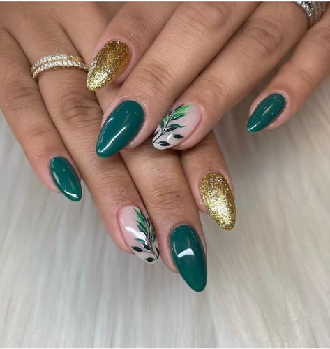 Forest Green With Gold Nails, Gel Nails Green And Gold, Olive Green And Gold Nails Designs, Pine Green And Gold Nails, Cocktails Nails Art, Green And Gold Nails Ideas, Green Wedding Nails For Bride, Dark Green Nails Gold Accent, Emerald Green Nails Gold Foil