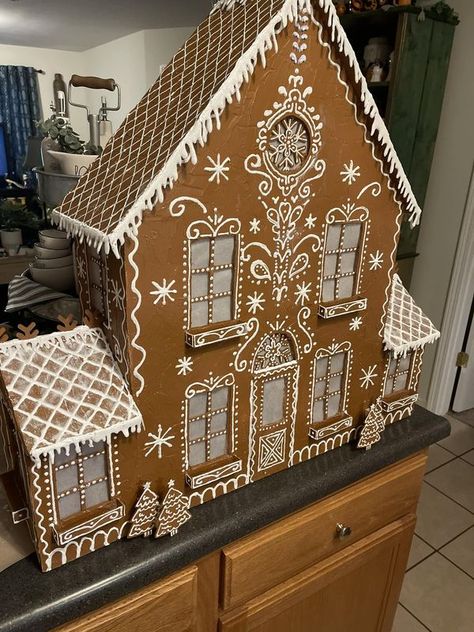 Big Gingerbread House, Gingerbread House Decor, House Big, Gingerbread Crafts, Christmas Window Display, Christmas Decor Inspiration, Christmas Lovers, Gingerbread Christmas, Christmas Window