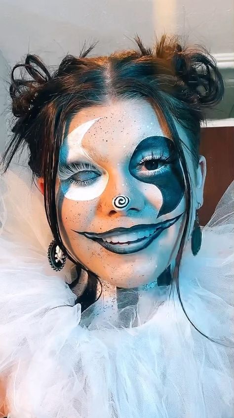 Ying Yang Makeup, Yin Yang Makeup, Hairstyle Event, Jing Y Jang, Demon Makeup, Festival Make Up, Makeup Challenges, Make Up Inspo, Mermaid Inspired