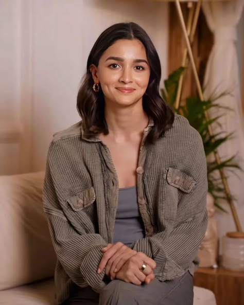 Alia Bhatt Cute Pics, Alia Bhatt Haircut, Dark Autumn Style, Aaliya Bhatt, Casual Wear Outfits, Style Fall Outfits, Street Style Fall Outfits, Bollywood Hairstyles, Cargo Pants Outfit