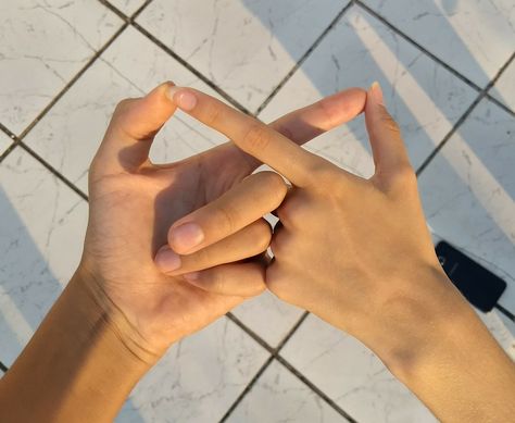 Friendship between cousins! Cousin Goals Pictures, Crush Core, Hand Poses, Wedding Photography Props, Couple Hands, Guy Best Friend, Hand Photo, Happy Friendship, Boy Best Friend