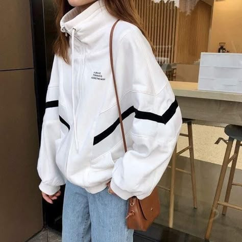 Windbreaker Outfit, Fesyen Islam, White Windbreaker, Oversized Jacket, Mode Inspo, Tomboy Fashion, Sporty Outfits, Zipper Jacket, Mode Vintage