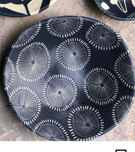 Carved Ceramic Plates, Sgrafitto Ceramics, Scraffito Designs Simple, Sgraffito Bowl, Sgraffito Ideas, Ideas Ceramica, Pottery Diy, Terracotta Jewellery Designs, Glaze Ideas