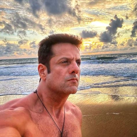 🔥 What a transformation! @fardeenfkhan and his comeback just keeps getting hotter! Sexy, strong, and unstoppable—this is what determination looks like 👏 [Fardeen khan, Bollywood updates, Bollywood fans, Bollywood gossip, Bollywood actor, mamaraazzi] Fardeen Khan, 90s Actors, Artist Singer, Feroz Khan, Killer Body, Brand Shoot, Bollywood Updates, Bollywood Gossip, Talent Management