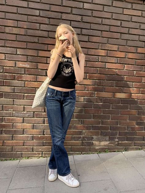 Low Waisted Dark Jeans Outfit, Dark Low Waist Jeans Outfit, Low Waisted Aesthetic, Outfits With Low Waisted Jeans, Dark Blue Low Rise Jeans Outfit, Blue Low Rise Jeans Outfit, Down Town Outfits Summer, Down Town Girl Outfits Summer, School Outfits Blue Jeans